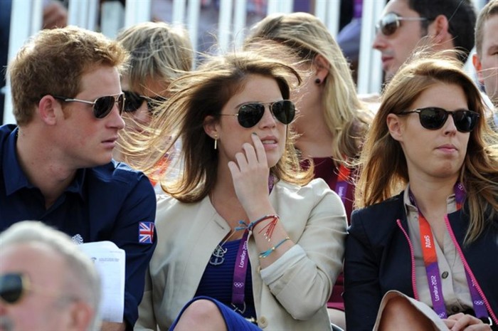 Hoàng tử Harry, công nương Eugenie và công nương Beatrice theo dõi môn đi bộ trong ngày thứ 3 của Thế vận hội.